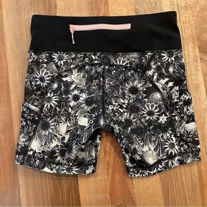 LULULEMON Run Dart and Dash Short Block It Pocket in Flowabunga Black Angel Wing